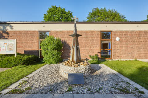 Gemeinde Emmerting Landkreis Altötting KLJB Brunnen am Dorfplatz (Dirschl Johann) Deutschland AÖ